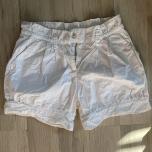 Shorts -  Super snygga vita shorts i jätteskönt material från Zara som inte längre säljs. Mid waist och sitter så snyggt! Skimmrig detalj på bakdelen ☀️ Superbra skick!