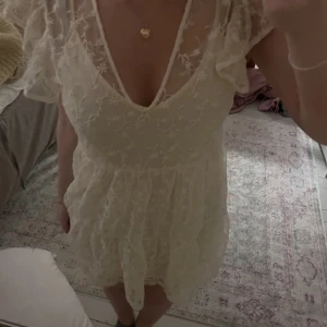 Super fin klänning🤍 - Säljer denna superfina klänningen ifrån Zara. Den är vit/beige med spets. Och är i storlek M men passar S också. Köptes här på plick för 500  Skriv vid fler frågor💗🤍