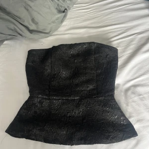 Korsett topp  - Svart korsett topp med detaljer som inte går att köpa längre. Syns att den använts. 