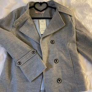 Grå kappa - Vet inte vart den är ifrån, men aldrig använd o prislappen kvar!