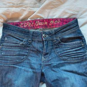 Jättefina jeans, köpta på secondhand och hyfsat skick men lite slitna, kolla bild 3