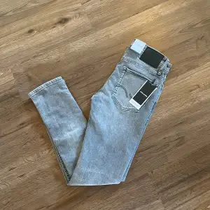 Säljer dessa helt nya Jack and Jones jeans då dom var för små för mig. Modellen heter slim/glenn som sitter slimfit. Storleken är 28/30. Nypris är 600kr mitt pris 449kr. Priset är inte hugget i sten!