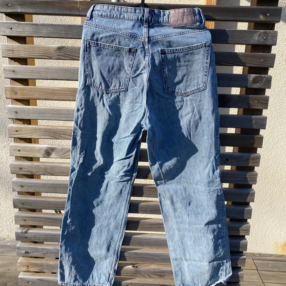 Ett par blå jeans från HM. Använda men inga defekter! Säljer då dom är snäppet för korta på mig för min smak (är 173 i jämnförelse). Det är bara att skriva vid frågor😊 . Jeans & Byxor.