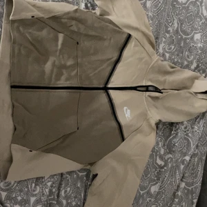 Nike Tech Fleece - Beige nike tech fleece. Fint skick. Ny pris mellan ca500-1200 kr