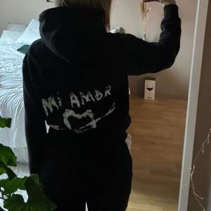 Slutsåld hoodie från Mira Paris som jag säljer då den inte kommer till användning. Har bara använt den ett fåtal gånger så den är som ny!🤍 Nypris 1734kr