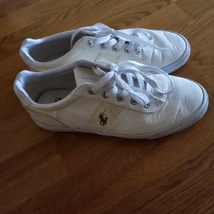 Polo Ralph Lauren vita sneakers - Säljer Polo Ralph Lauren vita skor i storlek 39. I bra skick 
