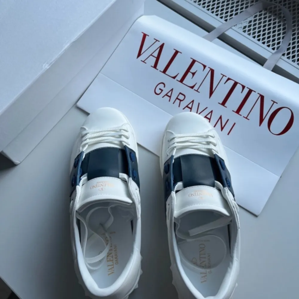 Helt nya Valentino open sneakers, fick dom som födelsedags present men var för små | Perfekt skick | Storlek 42 | Nypris: 6499 | Ingår: Dustbag | Hör av dig vid minsta fråga eller funderingar📩. Skor.