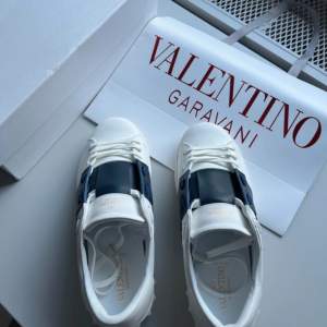 Helt nya Valentino open sneakers, fick dom som födelsedags present men var för små | Perfekt skick | Storlek 42 | Nypris: 6499 | Ingår: Dustbag | Hör av dig vid minsta fråga eller funderingar📩