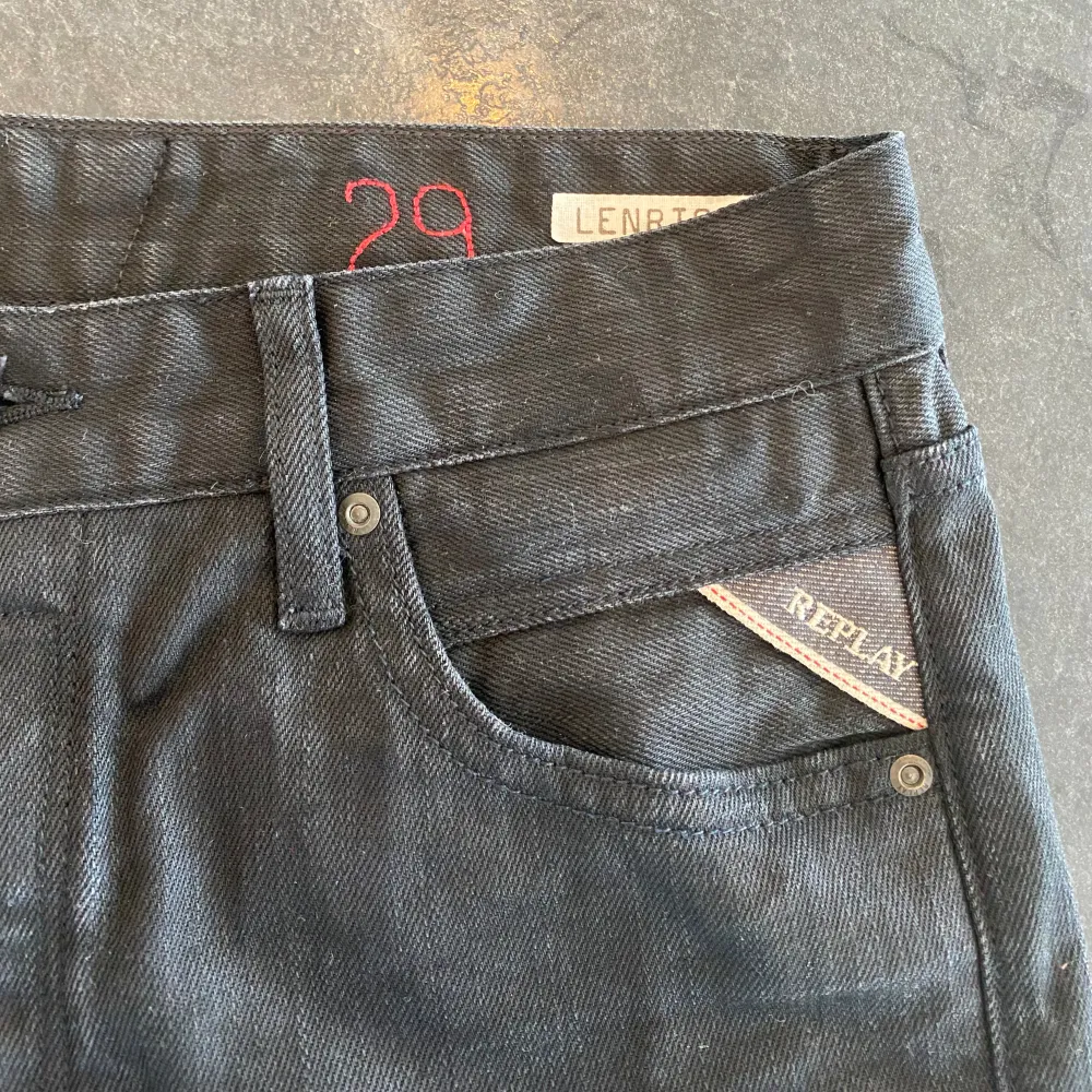 Säljer dessa sjukt snygga replay jeans, go färg och passform. 29/32 lenrick. Kontakta för fler frågor eller funderingar.. Jeans & Byxor.