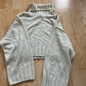 Stickad tröja - Jätte fin stickad tröja 💗 bra skick men använd ett fåtal gånger! Skriv för fler bilder🫶