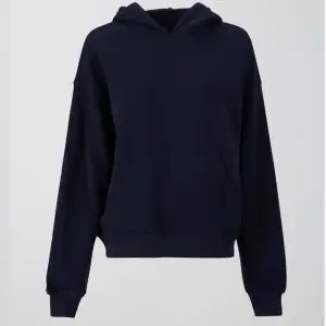 mörkblå hoodie från Gina, använd ett par ggr, inga defekter, storlek m men sitter som s