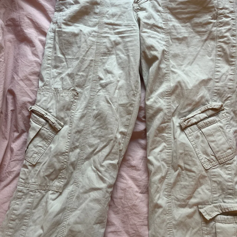 BDG jeans beige cargo pants bought from urban outfitters. Relaxed fit, comfortable w lots of pockets. Bought for 600. Jeans & Byxor.