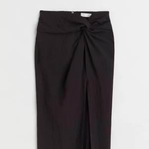 svart kjol med slits från HM i linne material , storlek 38 . Aldrig använd lappen sitter kvar .  Ordinarie pris 299