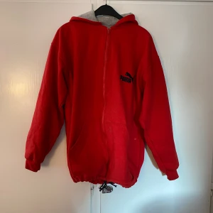 Skitstor puma hoodie  - Bra skick, aldrig använt 