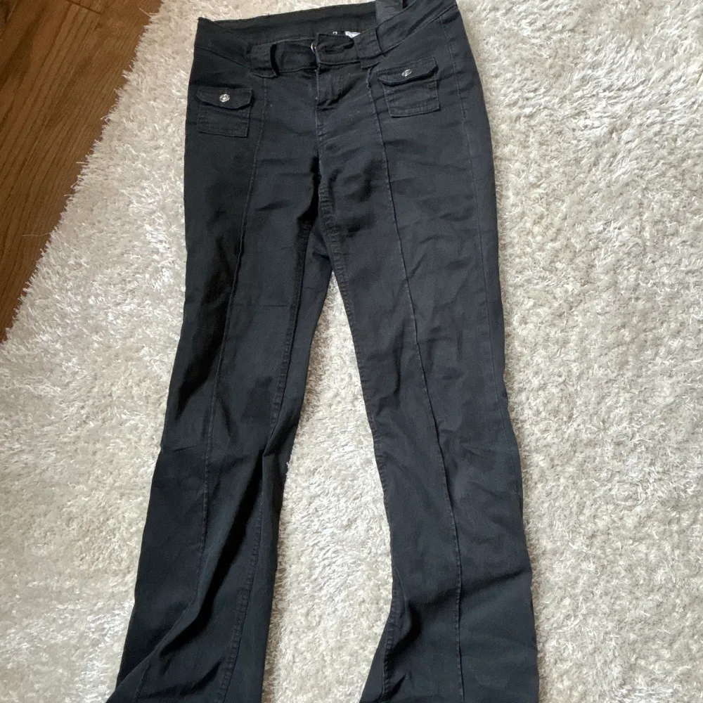 Säljer mina svarta slutsålda jeans fårn hm lågmidjade så snygga. Jeans & Byxor.