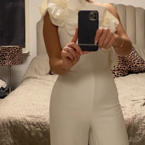 Byxdress  - Byxdress från club london. Använd endast en gång. S-M 