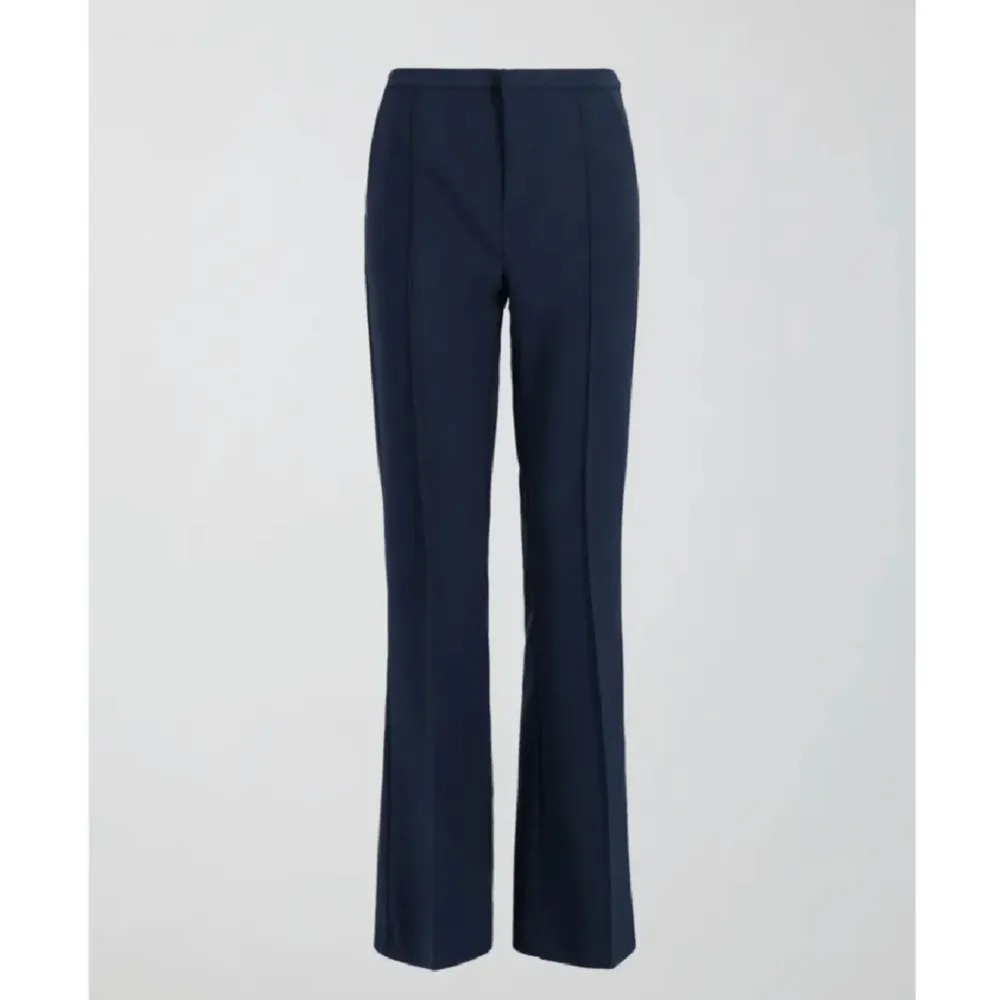 Ginas populära midwaist kostymbyxor i marinblått, inte lika blå i verkligheten, istället mörkare. Inga defekter, men tecken på användning!. Jeans & Byxor.