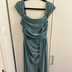 Klänning - En superfin fest/bal klänning som är i blå/grön färg! Helt oanvänd från shein då den ej passade mig och hann ej med returtiden. Superbra kvalite som ni ser  och den ser inte alls billig ut! Pris kan diskuteras! Kp för mer bilder! (Ord pris 469kr) ❤️