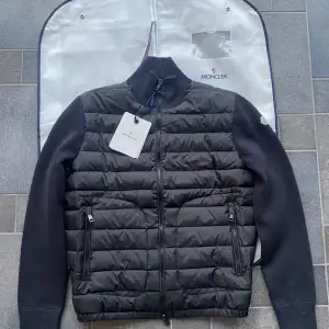 Säljer min svarta Moncler Cardigan i toppskick! Dustbag och tags finns kvar. Priset är förhandlingsbart vid en snabb affär. Kontakta mig för fler bilder eller vid eventuella frågor.  Mvh Anton