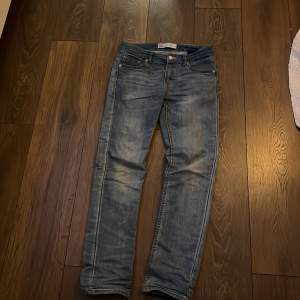 Snygga slimmade jeans ett par 510 skit snygga passar till nästan allt skick 7/10 har använt några gånger, de inget fel på byxorna inga skador eller nåt👍