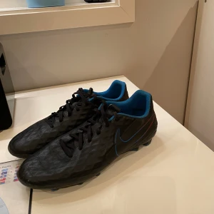 Nike fotbollssko - Ett par fräscha Nike tiempo som sitter skönt Storlek 42,5  Som sagt bra skick på dem men bara att höra av sig om man vill ha mer bilder eller undrar nått  Kan skickas Mvh Albin 