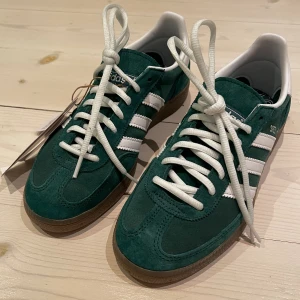 ADIDAS Handball Spezial - Adidas Originals i färgen Colligiate/ Green/ White/ Gum. Köpta på zalando, helt slutsålda! Endast testade inomhus, så oanvända med lappen kvar💕