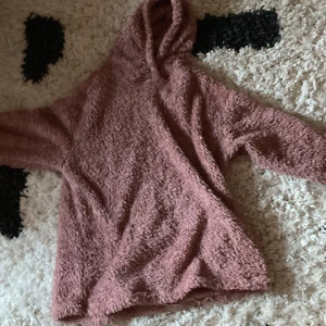 Väldigt mjuk och skön tröja/hoodie! 🩷 - Denna hoodie är jätte skön och mjuk, varm och mysig,! Det är inga fel eller hål på den, vad jag ser! Den har används några gånger! Den är mörk rosa men ändå lite vinröd! 😊Vi har katt så om du är allergisk så är det här säkert ingenting för dig! 🩷😊