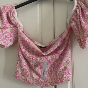 Gina tricot topp - Supersöt sommarhärlig topp från Gina tricot , toppen är i storlek M aldrig använd och har prislapp kvar och säljs för 130 kr