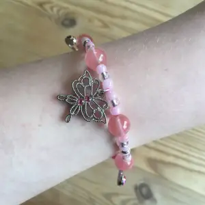 Supergulligt rosa armband med silvriga detaljer och ett sött fjärilshänge! - Kan justera storleken eller mindre detaljer och det är bara att höra av sig om man undrar något. Frakt på 18 kr (frimärke) tillkommer. 🤗🤗