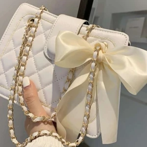 Vit vöska - (två första bilder lånade) Jättefin vit väska som aldrig är använd. Rosetten kan man knyta vart man vill. 💕