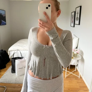 Populär topp från GinaTricot - Såå söt topp med volanger och rosett! Storlek s 💕