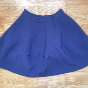 Mörkblå kjol - Säljer tyvärr denna fina, mörkblå kjolen då den inte passade mig. Kjolen är oanvänd & i nyskick. Den har lite mörkare färg än på bilden & en dragkedja på baksidan. Hör gärna av dig vid frågor, fler bilder eller för att diskutera priset!💕 