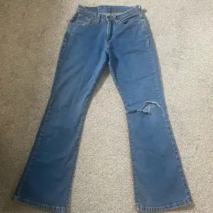 Säljer ett par jeans i modellen mid waist och bootcut ifrån märket Levis. Är i storlek 28 waist och 30 lenght. Endast användt ett fåtal gånger. Inköptes från ordinarie pris 699 kr.