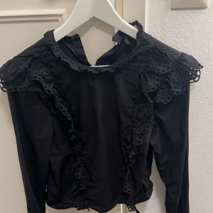 Svart blus - Bra skick endast använd fåtal gånger 😊