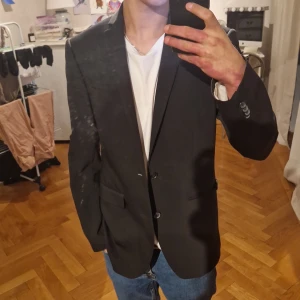 Ny tiger of sweden kavaj  - Svart kavaj med 3 fickor och 2 knappar. Ny priset 3500kr