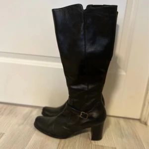 Vintage boots - Assnygga vintage boots som tyvärr är försmå för mig🌸väldigt bra skick men är lite slitna längst fram men inget man ser tydligt🌷har ett gulligt spänne på sidan av skon och lite resår på insidan som man knappt ser. Rekommenderar!