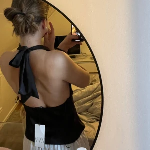 Öppen rygg topp  - Storlek S, fint figursydd, aldrig använt därav finns prislappen kvar.  Nypris: 329kr