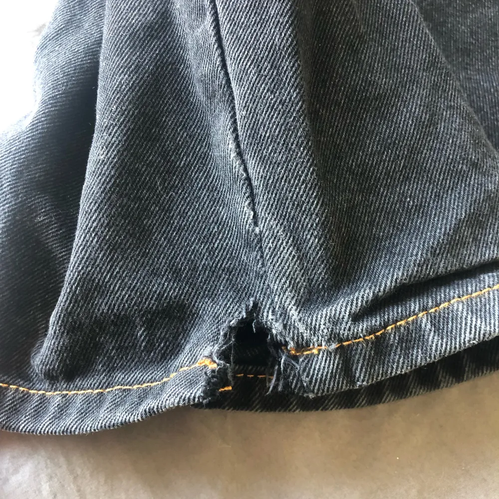 Loose-baggy jeans från butter goods. Nypris ca 1200. De är klippta ca 3 cm in längst ner på båda benen (bild 5) vilket går att sy ihop om man vill. Snöret i midjan saknas. Annars är de i bra skick. Kontakta mig för frågor. 😁. Jeans & Byxor.