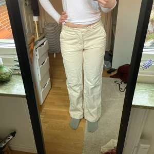 Beiga kostymbyxor  - Kostymbyxor med normal midjehöjd. Köpt secondhand men aldrig använda. 