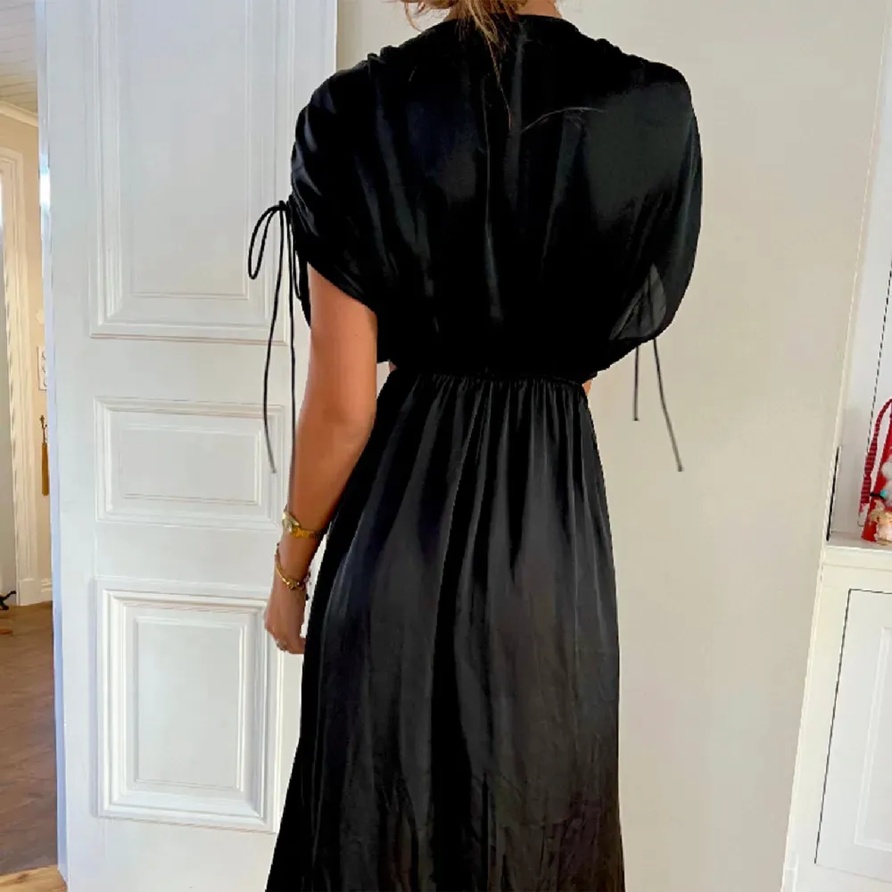 Så snygg långklänning från Zara, perfekt till bal i fint skick ❤️passar även mig med storlek S. Klänningar.
