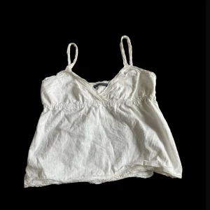 Linne med spets - Linne från Brandy Melville i bra skick, skriv för fler bilder. Pris går att diskutera! Storleken är Onesize men passar XS/S