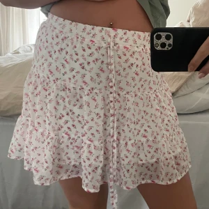 Blommig kjol - Jättefin blommig volang kjol med knytning i midjan 