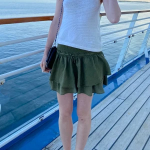 Grön volangkjol - Superfin mörkgrön volangkjol från zara, perfekt till sommaren💖💖 passar storlek S men även M då den är stretchig!