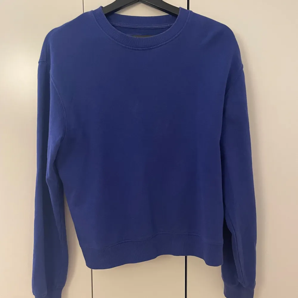En fin serisblå sweatshirt från cubus som säljs eftersom den inte används längre.. Hoodies.