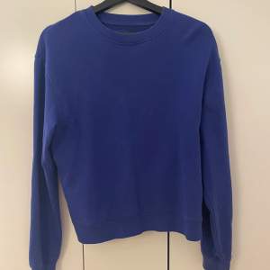 En fin serisblå sweatshirt från cubus som säljs eftersom den inte används längre.
