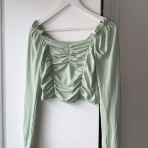 Långärmad, Offshoulder Topp - Oanvänd!☺️ Jättefin ljusgrön topp som är lite Offshoulder! Superfin till olika event eller till vardags nu till våren och sommaren☀️⛱