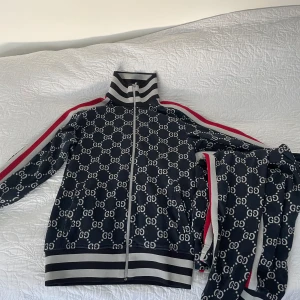 Gucci Dress  - Använd fåtal gånger. Köpt i NK. Normal skick. Storlek M. Pris kan diskuteras