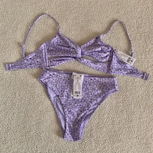GinaTricot lila blommig bikini - Supergullig bikini från GinaTricot. Ny med tags kvar. Storlek S i båda delar.