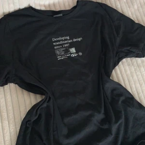 T-shirt, Topp, Svart, Oanvänd! - Helt oanvänd T-shirt! 😌Fint tryck på framsidan! Det står storlek M på tröjan men skulle säga att den passar folk som bär S också! 💫☺️