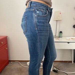 Skiti jenas  - Ett par nya skini  jeans från Zara. Aldrig kommit  till använingen säljer dom pågrund av de har blivit lite för mig. Storlek xs/s 